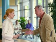 In aller Freundschaft – MDR Fernsehen IN ALLER FREUNDSCHAFT FOLGE 277, "Goldener Herbst" Uhr. Als Oberschwester Ingrid (Jutta Kammann) wieder in der Sachsenklinik angekommen ist, bekommt sie unerwarteten Besuch. Harry Vorndran (Dirk Galuba) will sie näher kennenlernen. Es scheint, als würde Ingrid diesmal Glück haben.