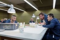 Im Knast – Dem Grafen (Manuel Rubey, r.) erscheint der tote Manni (Tristan Seith, M.) und befreit ihn so vom schlechten Gewissen. Erdem (Denis Moschitto, l.) ahnt nichts davon.