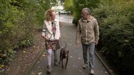 Hunde verstehen! – Hundecoach Andreas Ohligschläger (r) zusammen mit Halterin Heide und ihrem Mischlingshund Tico.