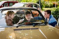 Dr. Nice – Notfall in einem Porsche-Oldtimer, v.li.: Josefine Preuss als Charlie, Michele Oliveri als Ole Pössmann, Patrick Kalupa als Dr. Neiss