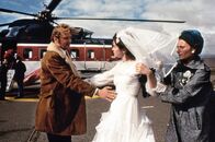 Breaking the Waves – Bess (Emily Watson, Mitte) heiratet den skandinavischen Jan (Stellan Skarsgard, li.). Bess` Freundin Dodo (Katrin Cartlidge) ist skeptisch.