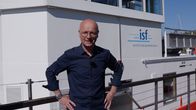 SMS - Schwanke meets Science – Karsten Schwanke freut sich auf die Ausfahrt mit der Kormoran vom Institut für Seenforschung in Langenargen am Bodensee.