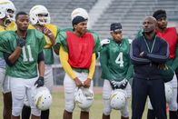 All American – (v.li.): Daniel Ezra (Spencer James), Spence Moore II (Chris), Taye Diggs (Billy Baker), Da’Vinchi (Darnell Hayes).