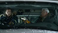 Hard Powder – Showdown im Schneepflug: White Bull (Tom Jackson, r.) und Nels Coxman (Liam Neeson, l.).