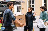 Zurück aufs Eis – Maren (Inka Friedrich, Mitte) und Erik (Leonard Burkhardt, li.) helfen Amelie (Anouk Elias, li.) beim Umzug.