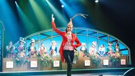 Kölle Alaaf - Die Mädchensitzung – Moderatorin Nathalie Bergdoll mit dem Elferrat im Hintergrund