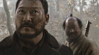 The Tiger - Legende einer Jagd – v.li.: Goo-gyeong (Jeong Man-sik), Chil-goo (Kim Sang-ho)