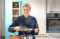 kochen & backen – Sterneköchin Julia Komp bereitet Schweinebäckchen mit gefüllten Dampfknödeln auf Ananas-Sternanis-Sauce, dazu Spitzkohlgemüse.