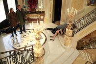 Castle – v.l.) und Beckett (Stana Katic, l.) das Haus der Sängerin Regina Cane betreten, liegen dort diverse Leute herum, welche den Alkohol- und Drogenkonsum von der Party des Vorabends auskurieren ...