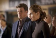 Castle – Während Kate Beckett (Stana Katic, r.) mit ihrer Vergangenheit konfrontiert wird, setzt Richard Castle (Nathan Fillion, l.) alles daran, den Scharfschützen, der in New York sein Unwesen treibt zur Strecke zu bringen ...