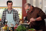 Modern Family – Phil (Ty Burrell, li.) und Jay (Ed O'Neill) stehen gemeinsam hinter dem Herd und kochen ein Rezept von Jays Mutter nach. Für Phil ist es zunächst ein großer Spaß, doch schon bald merkt er, dass für Jay das Kochen eine ernste Angelegenheit ist...