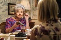 Young Sheldon – Connie "Meemaw" Tucker (Annie Potts, r.); Mandy (Emily Osment, l.)