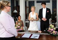 Sturm der Liebe – ARD STURM DER LIEBE FOLGE 1564 Uhr im ERSTEN. Hochzeit: Widerwillig geht Moritz (Daniel Fünffrock, r.) eine Scheinehe mit Kristin (Nina Schmieder, 2.v.r.) ein. Doris (Simone Ritscher, 2.v.l.) verfolgt gespannt die Rede der Standesbeamtin Wiener (Stefanie Oestreich, l.).