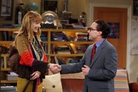 The Big Bang Theory – Sheldon erwartet Besuch von Dr. Elizabeth Plimpton (Judy Greer, l.), einer befreundeten Wissenschaftlerin. Da Elizabeth nicht gerne in Hotels wohnt, hat Sheldon sie zu sich nach Hause eingeladen und überlässt ihr sein Zimmer. Leonard (Johnny Galecki, r.) ist schwer beeindruckt, da er ihre Arbeit sehr bewundert ...