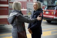 Chicago Fire – Chicago Fire Staffel 8 Folge 17 Sie kommen sich näher: Kelly Deadmon als Julie, Kara Killmer als Sylvie Brett Copyright: SRF/2019 NBC Universal