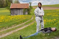 Hubert ohne Staller – Dr. Fuchs (Susu Padotzke) ist sich sicher: Der Tote wurde nach seiner Ermordung vom Auto überrollt.