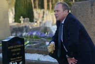 Spooks - Verräter in den eigenen Reihen – Harry (Peter Firth) trauert um seine verstorbene Geliebte.