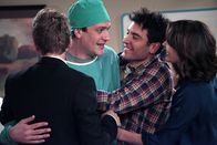 How I Met Your Mother – Marshall (Jason Segel, 2.v.l.) hat es rechtzeitig zur Geburt seines Kindes geschafft. Stolz berichtet er seinen Freunden Ted (Josh Radnor, 2.v.r.), Barney (Neil Patrick Harris, l.) und Robin (Cobie Smulders, r.) von seinem Sohn ...