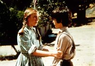 Unsere kleine Farm – Laura (Melissa Gilbert, l.) sagt Albert (Matthew Laborteaux, r.), dass sie ihn sehr wohl als ihren richtigen Bruder ansieht ...