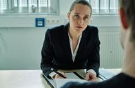 Euer Ehren – Lisa Schwarz (Lena Kalisch) gewinnt das Vertrauen ihres Mandanten.