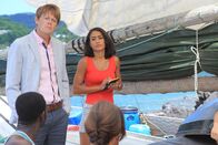 Death in Paradise – Humphrey (Kris Marshall, l.) und Florence Cassell (Joséphine Jobert, r.) nehmen erste Befragungen vor.