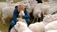 Borkum ... mit Judith Rakers – Judith Rakers auf Tuchfühlung mit Borkumer Heidschnucken.
