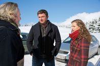 Der Bergdoktor – Der Künstler Georg Ittermann (Gregor Seberg, l.) gibt seiner Freundin Marie (Picco von Groote, r.) und Dr. Gruber (Hans Sigl, M.) Anlass zur Sorge.