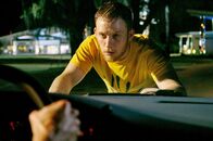 One of These Days – Kyle Parson (Joe Cole) wird von der Veranstalterin des Wettbewerbs aus Versehen angefahren.