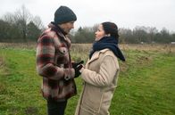 Rote Rosen – Tina (Katja Frenzel, r.) verzeiht Ben (Hakim Michael Meziani, l.) und will von vorne anfangen.