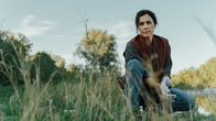 Spuren – Barbara Kramer (Nina Kunzendorf) am Ufer der Egenz, wo eine weitere Frauenleiche gefunden wurde.