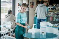 The Bay – Abbie Armstrong (Imogen King) arbeitet in einem Café. Sie fühlt sich unwohl, da ihr eigener Vater wieder aufgetaucht ist.