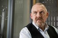 Tatort – Kommissar Freddy Schenk (Dietmar Bär) im Präsidium - während sein Kollege Max Ballauf undercover an Bord des entführten Rheinschiffes ist.