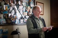 Safe House – Simone Duke (Jason Watkins) erinnert sich an Tom.