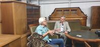 Kaminer inside – Wladimir Kaminer und Filmausstatter Bernhard Henrich im Möbelfundus.