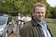 Frühling – Undurchsichtiger Nachbar: Bauer Alois Schindlbeck (Felix Vörtler) hat ein Auge auf den Birkenhof geworfen.