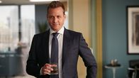 Suits – Obwohl Harvey (Gabriel Macht) sich oft eher emotional verhalten gibt, scheint ausgerechnet er als Einziger seinem ehemaligen Schützling als Freund zur Seite zu stehen, als dieser dringend auf Hilfe angewiesen ist.