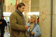 Engel sucht Liebe – Obwohl Aushilfsengel Frau Kosslowski (Carmen-Maja Antoni, r.) alles versucht, um Hans Krüger (Steffen Münster, l.) zu helfen, nicht so mutlos in die Zukunft zu blicken, scheitert sie. Da greift der arbeitslose Familienvater zu einem drastischen Mittel ...
