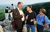 Kommissar Rex – Kommissar Brandtner (Gedeon Burkhard, M.) und Rex haben die tote Sybille in der Nähe eines Kreuzweges entdeckt. Dr. Graf (Gerhard Zemann, l.) erläutert Brandtner und Böck (Heinz Weixelbraun, r.) die vermutlichen Todesumstände.