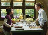Desperate Housewives – Carlos und Gaby (Eva Longoria, l.) müssen den teuren Wagen verkaufen und sich einen billigen anschaffen. Andrews (Shawn Pyfrom, r.) schrottreifes Auto ist zwar billig, aber die Reparatur ist teuer und Andrew will sich nicht daran beteiligen - bis Gabrielle wütend wird ...