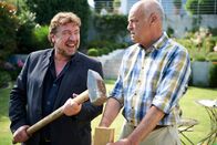 Tatort – Packt gerne zu: Ex-Häftling Ralf Trimborn (Armin Rohde, l) weiß, wie man säumige Kunden wie Jupp Geldermann (Jochen Kolenda, r) an offene Rechnungen erinnert.