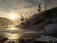 Kontinente in Bewegung – Die Dokumentation zeigt eine Milliarde Jahre Erdgeschichte und erklärt, wie atemberaubende Landschaften entstanden sind und auch heute noch entstehen. (Hier im Yellowstone-Nationalpark)