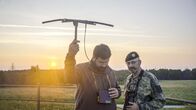 P.M. Wissen – Aldin Selimovic (links), Wildtierbiologe an der Veterinärmedizinischen Universität Wien, und Oberstleutnant Andreas Berger suchen besenderte Wölfe am Truppenübungsplatz Allentsteig.