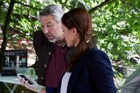 Die Rosenheim-Cops – Kommissar Stadler (Dieter Fischer, l.) ist beeindruckt, wie es Pathologin Mai (Sina Wilke, r.) gelingt, mit Hilfe der Wetteranzeige der vergangenen Stunden den möglichen Tatzeitpunkt zu errechnen.