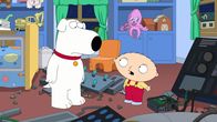 Family Guy – Da die Zeitmaschine ihm und Brian (l.) immer wieder Ärger bringt, beschließt Stewie (r.), diese zu vernichten. Doch ist dies ein Fehler?