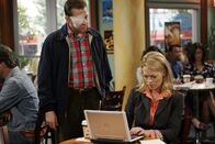 Two and a Half Men – Der nicht ganz alltägliche Haushaltsunfall hat aber auch seine positive Seite: Nach dem Arzttermin treffen die Brüder in einem Kaffeehaus auf Charlies Ex-Freundin Sherri (Jeri Ryan, r.), mit der sich Alan (Jon Cryer, l.) ganz gerne verabreden würde ...