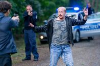 Letzte Spur Berlin – Alexander von Tal (Aleksandar Radenković, l.) hat zusammen mit Kollegen dem vorbestraften David Körber (David Hürten, r.) eine Falle gestellt – nur hat der tatsächlich mit dem Verschwinden des Kochs Tim Eifler zu tun? (Komparse im Bild, M.)