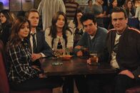 How I Met Your Mother – Versuchen, sich von ihren Ärgernissen abzulenken: Robin (Cobie Smulders, M.), Ted (Josh Radnor, 2.v.r.), Barney (Neil Patrick Harris, 2.v.l.), Marshall (Jason Segel, r.) und Lily (Alyson Hannigan, l.) ...