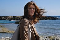 Der Schwarm – Tina Lund (Krista Kosonen) schaut ungläubig auf das sich auftürmende Meer.