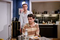 Sturm der Liebe – Leo (Aurel Klug, l.) gelingt es, Elias (Orlando Lenzen, r.) ein Stück weit die Anspannung vor der polizeilichen Befragung zu nehmen.