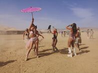Liebe und Sex in... – Beim Midburn-Festival wird ausgelassen gefeiert.